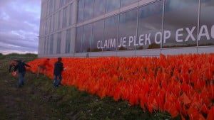 Zesduizend vlaggetjes voor de 'tribune' bij Exact