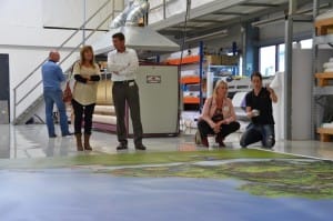 Hele grote prints worden op de vloer afgewerkt