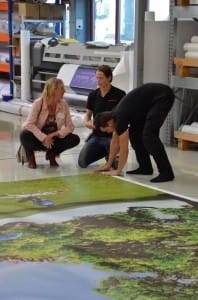 Hele grote prints worden op de vloer afgewerkt