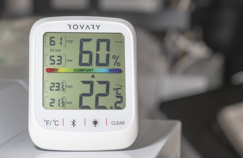 Een relatieve vochtigheidsmeter geeft aan wat het waterdampgehalte van de lucht is bij een bepaalde temperatuur. Het apparaat is geen overbodige luxe bij DTF-printers, want meten is weten.