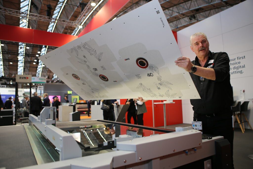 Wim Mes van Zünd Benelux toont tijdens Fespa de werking van de Undercam op een G3.