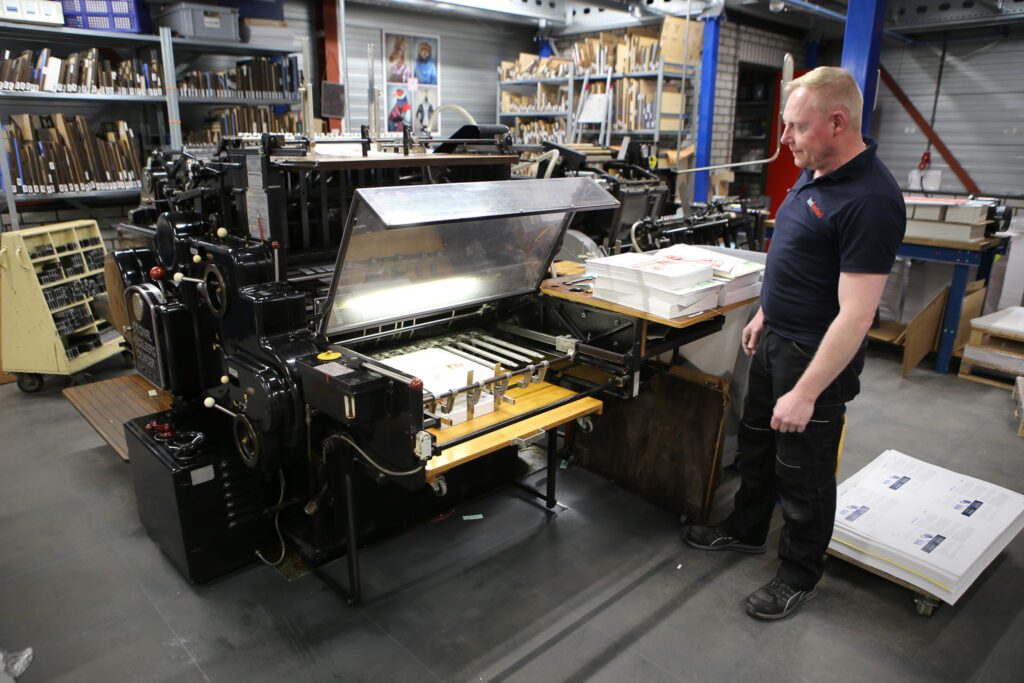 Een oude Heidelberg cilinderpers bewijst nog steeds goede diensten.