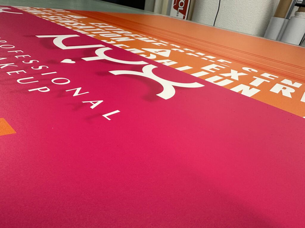 Volvlakken in krachtige kleuren met de flexibele High-Flex Adhesion inkt.