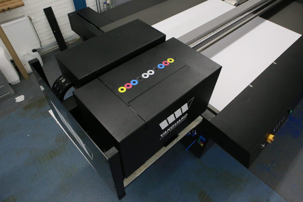 Ten Herkel koos voor de configuratie twee keer CMYK plus wit en vernis.