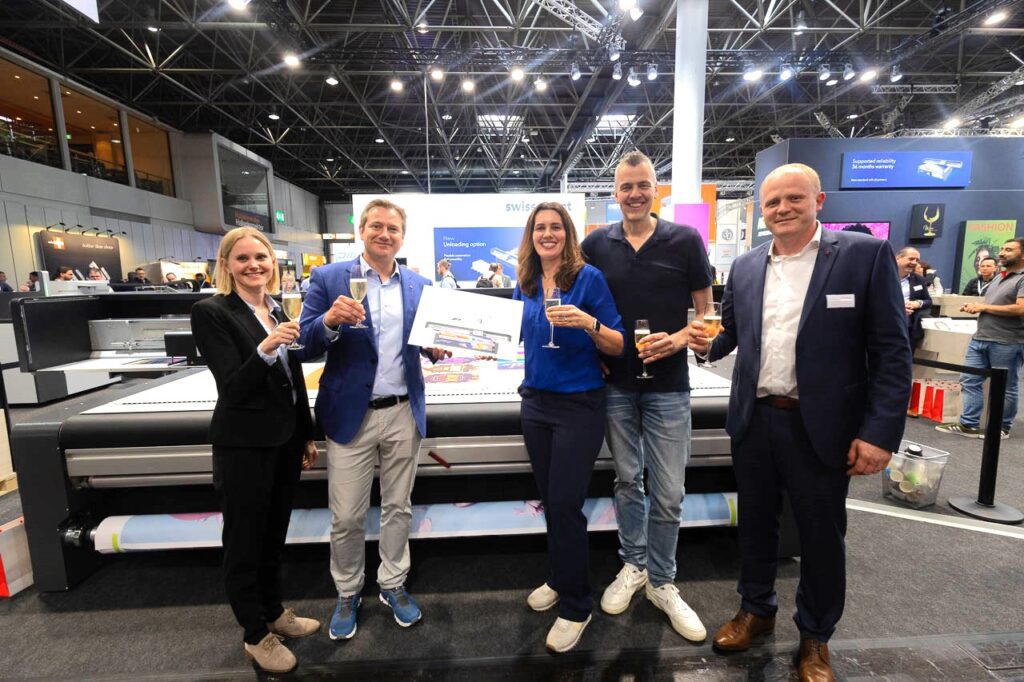 V.l.n.r.: Carmen Eikcker, Yves Quitens (swissQprint), Jeroen Rengelink en Marleen Mensen-Rengelink (Dekalu) en Wim Vandendriessche (swissQprint).