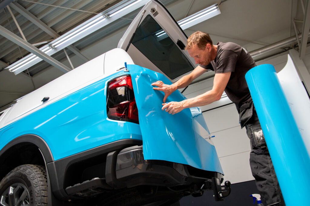 Inpromo beschikt over faciliteiten om zelf voertuigen te beletteren en te wrappen.