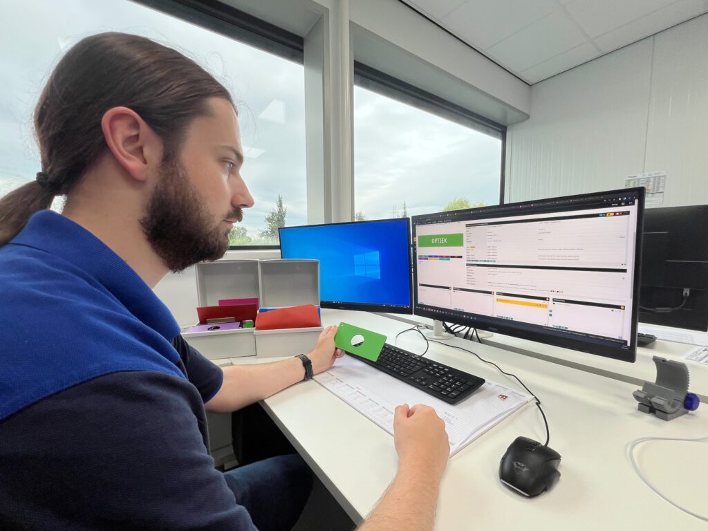 Operator Jelmer de Vries wees Elwin op de vele voordelen van de uitgebreide Durst Workflow-software.