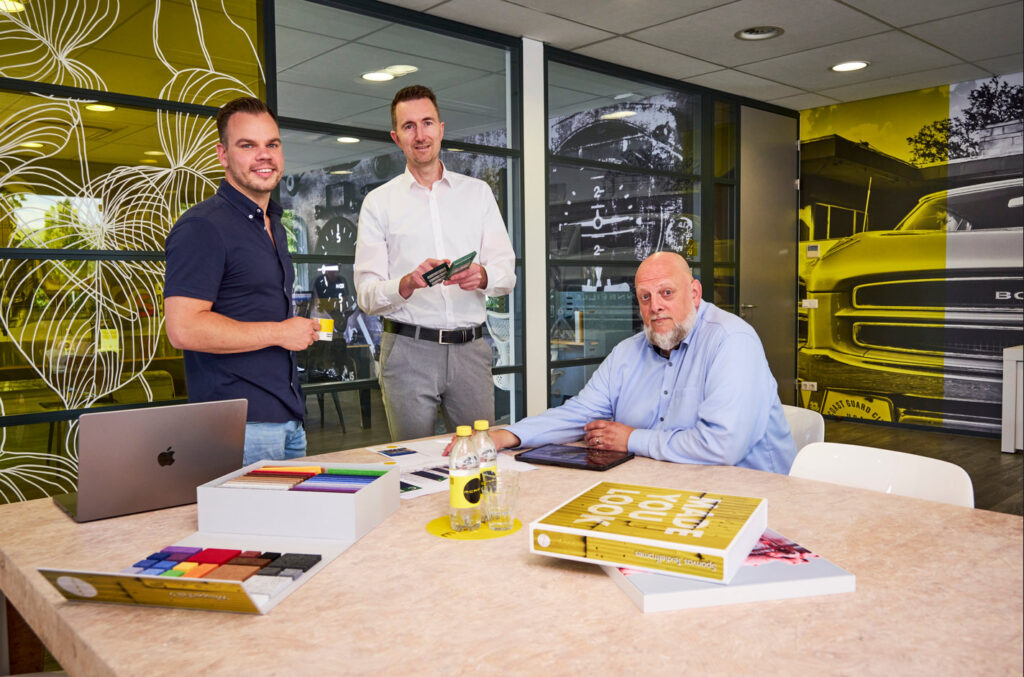 Mark Bos (links) overlegt met Frank van der Ploeg en Richard de Koning (rechts). “Voor mij als koper is het heel belangrijk dat er gemotiveerde mensen met kennis in het bedrijf werken.” (Foto: Fred Libochant)