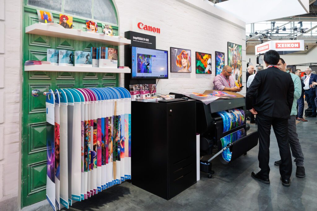 Het SKC is onder andere verantwoordelijk voor deze rekken (links) met samples.