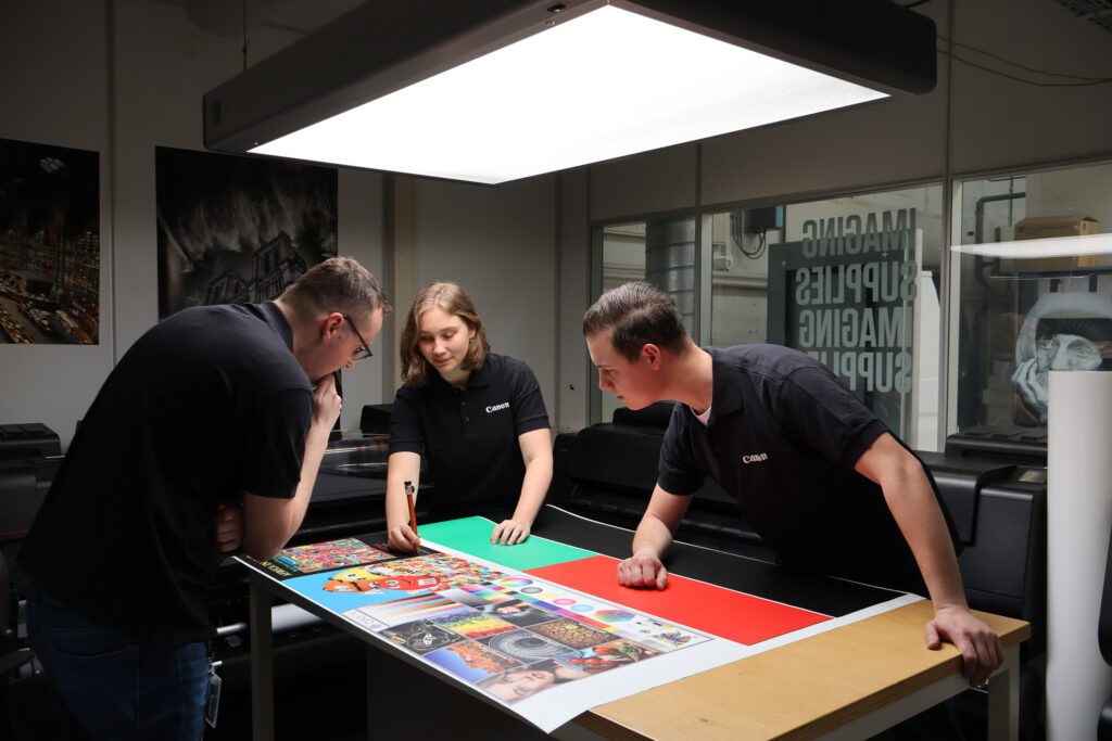 Titus den Bleijker en Guus Ottenheijm beoordelen, samen met Quality Assurance Manager Charon Niessen, een testprint.