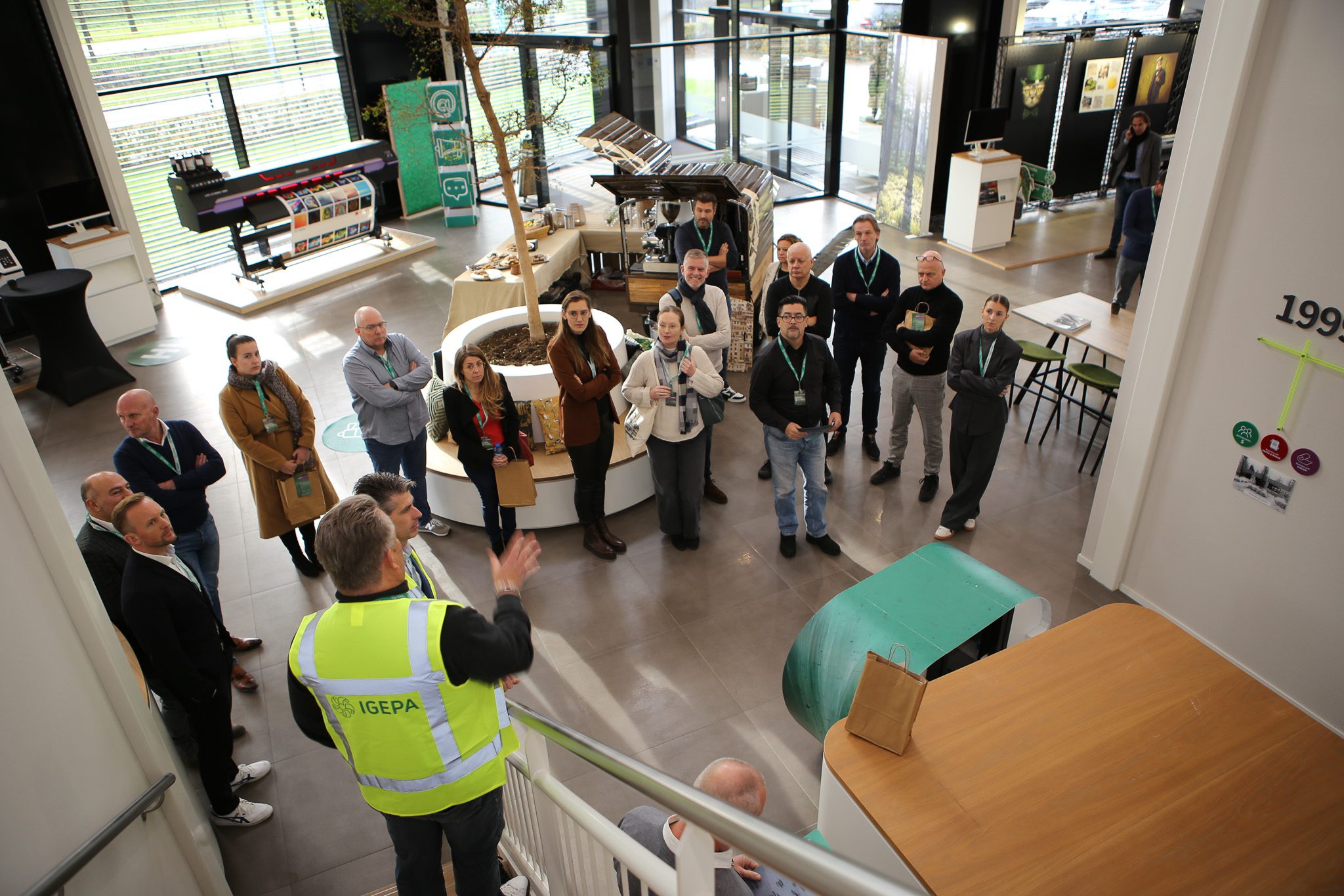 In groepjes kon mijn, tussen de lezingen door, een rondleiding krijgen in het pand van Igepa Nederland.