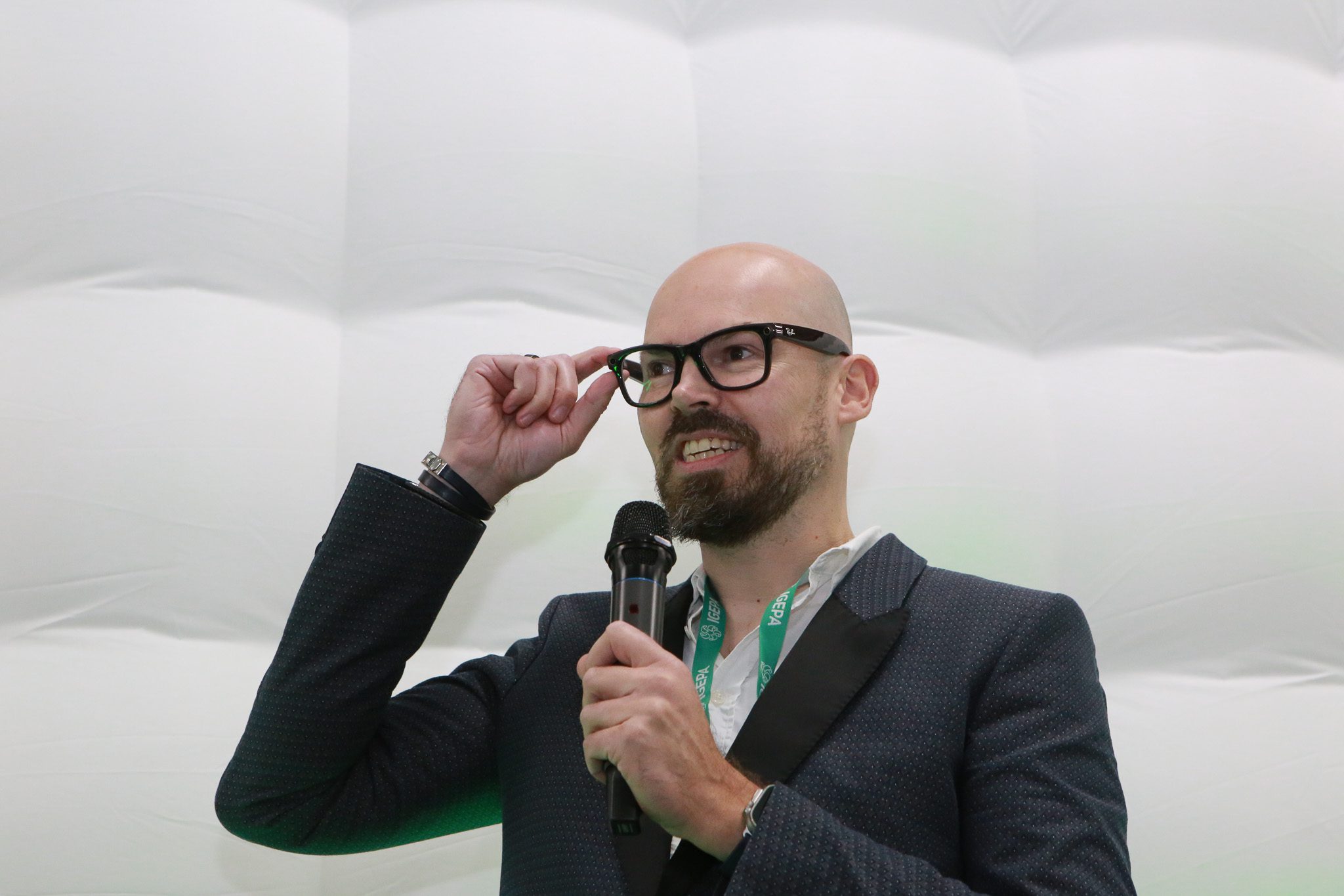 Gerard Duursma demonstreert de Ray-Ban Meta, de smart-bril die koppeling met AI in de cloud mogelijk maakt.