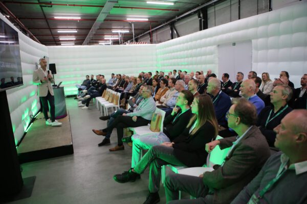 Aandachtig gehoor voor de presentatie van Joris van Zoelen over de CSRD-wetgeving.