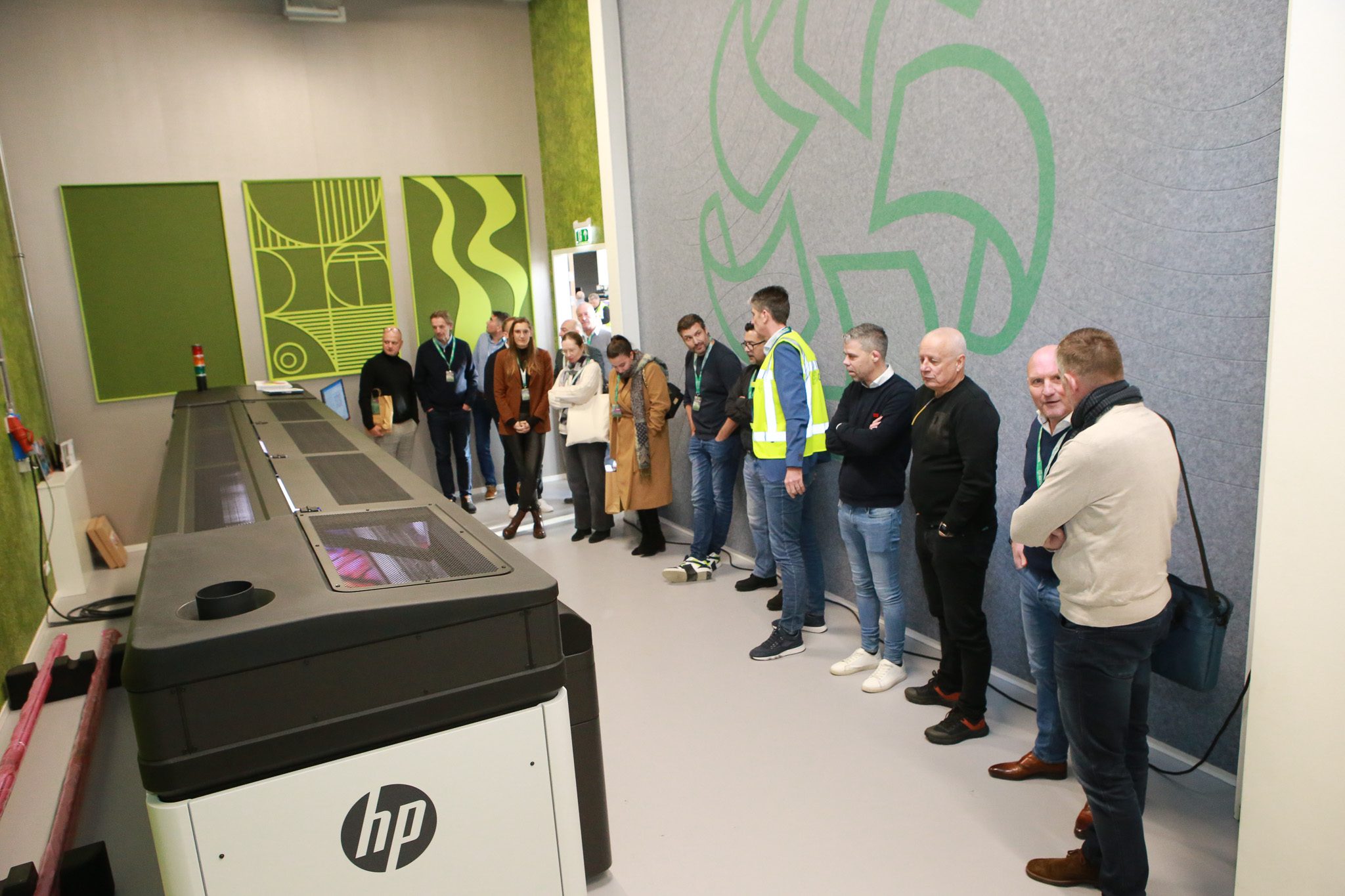 De 3,2 meter brede HP Latex 2700-printer in actie in de demoruimte.
