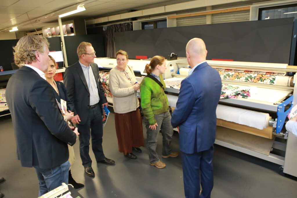 Uitleg over de symbiose tussen de TS330-1600 met pigmentinkt en de aangepaste kalander.