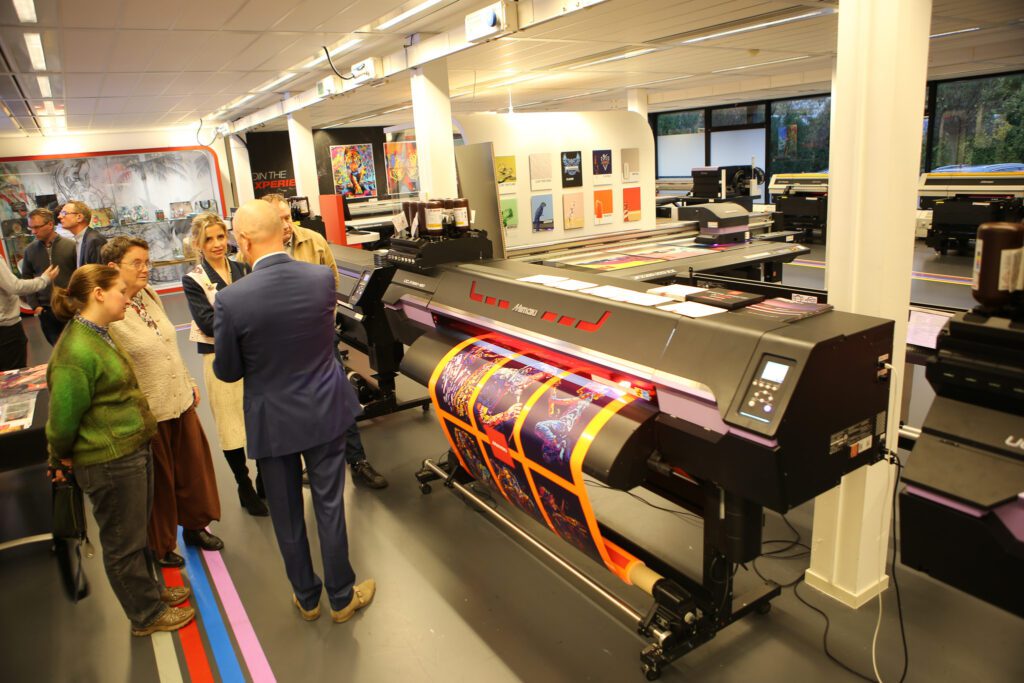 Tijdens de Textile Day kon men ook kennismaken met de andere digitale printtechnieken van Mimaki.