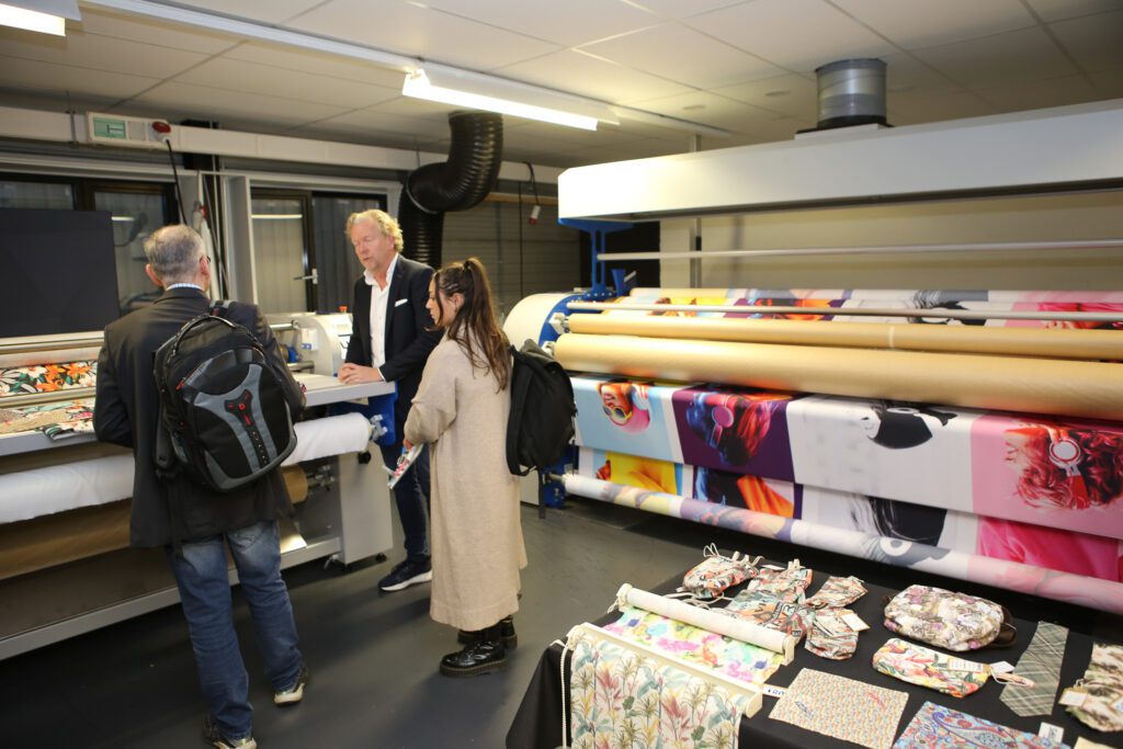 Uitleg over de symbiose tussen de TS330-1600 met pigmentinkt en de aangepaste kalander.