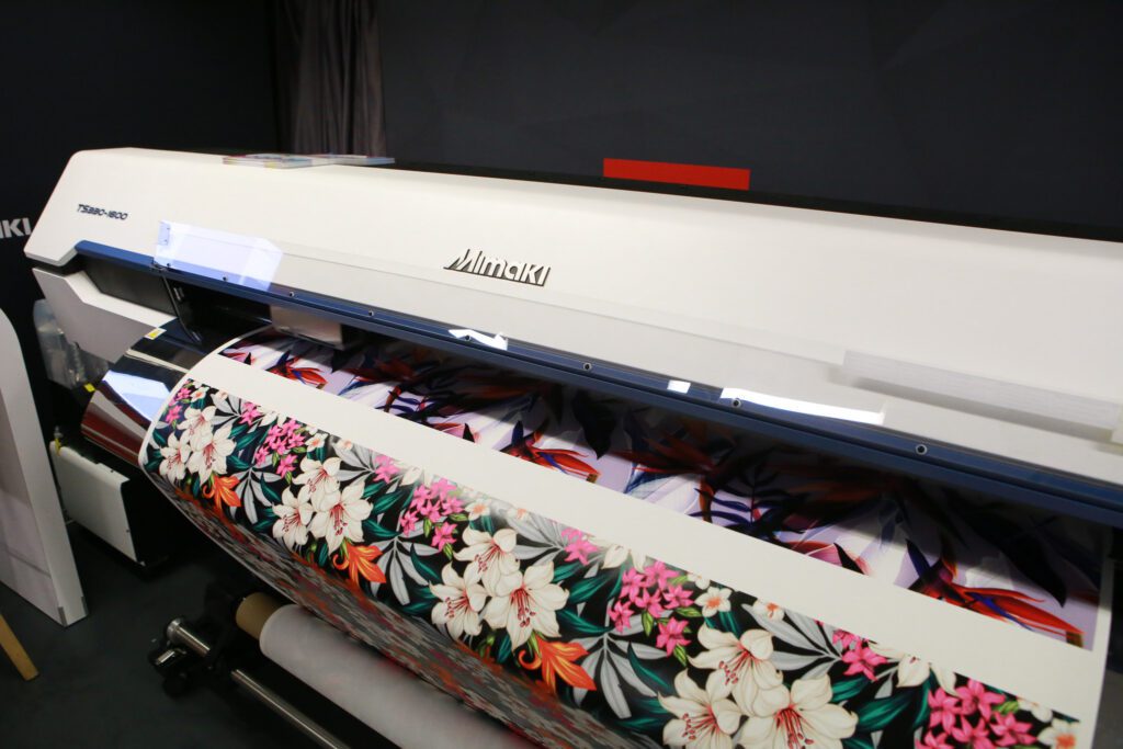 De Mimaki TS330-1600 die is uitgerust met speciale pigmentinkten.