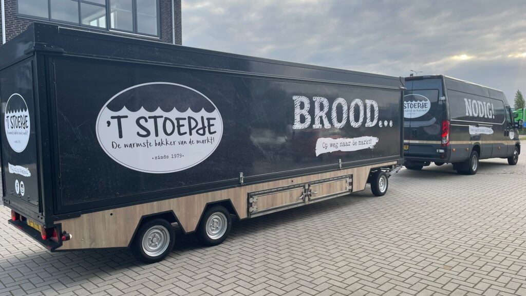 De broodkarren van Bakkerij ’t Stoepje worden door Signhoeve in de juiste huisstijl gebracht.