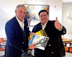 Mike Velleman (links) directeur-uitgever van Management Media, en Egbert van Hes, CEO van de Eisma Media Groep, bezegelen de overname van PRINTmatters.