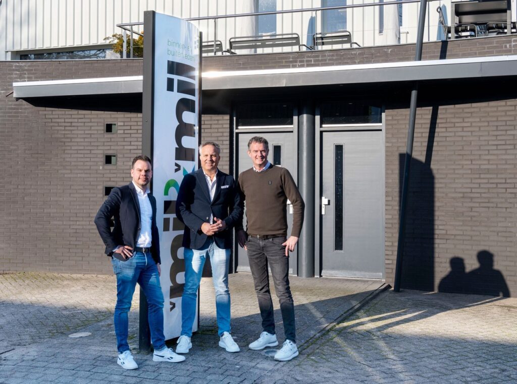 Van links naar rechts: Mark Bos (CEO van Signpres Group) en Rens van Mil en Geoffrey de Kleijn van Van Mil & Van Mil Reclameproductie.