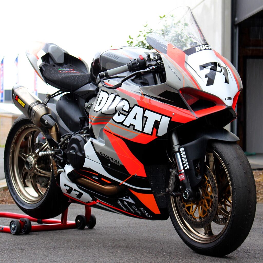 Grafical Racing Design, opgericht in 2010 door raceliefhebber Jarno Provost, is snel uitgegroeid tot een prominente naam in de motorsportrace-industrie. 