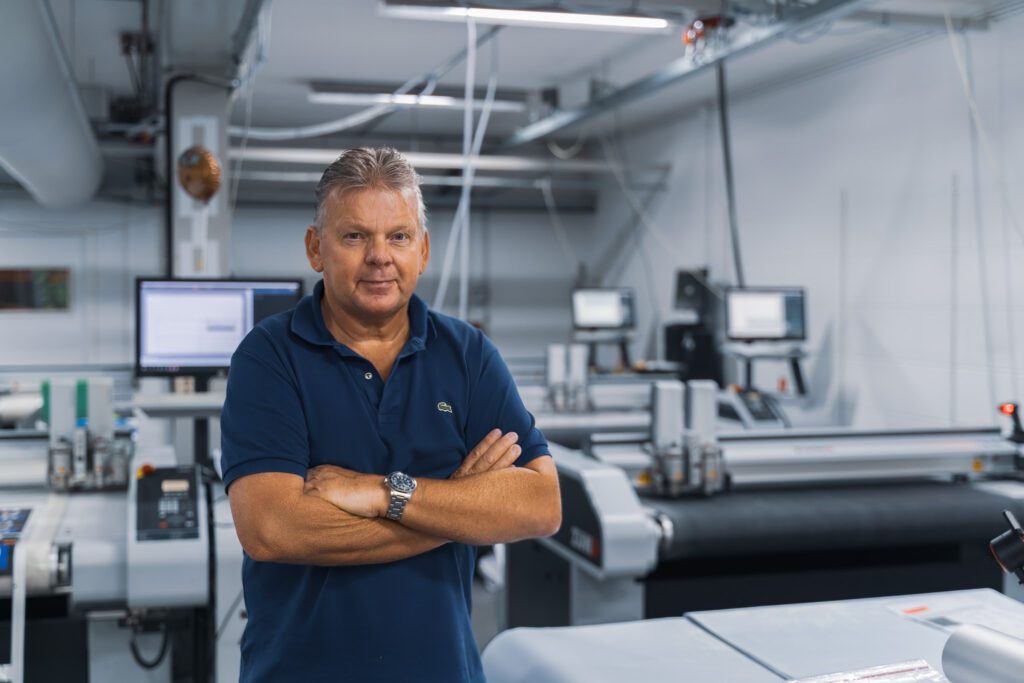 Ron Vermeulen van Stickerkoning: “We hebben specifiek gekozen voor de Zünd S3 vanwege de betrouwbaarheid en precisie. Inmiddels draaien ze hier al elf jaar zonder problemen.”