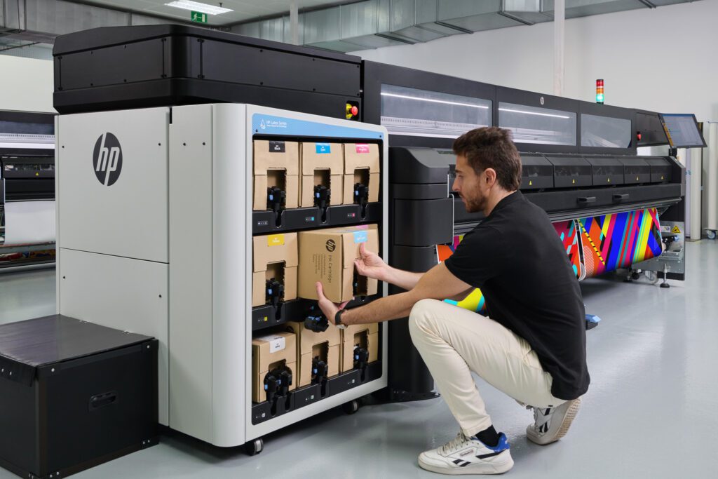 Op de HP Latex FS-serie is het HP recyclingprogramma van toepassing, waarbij kunststof inktcartridges worden ingezameld terwijl de kartonnen doos bij het oud papier kan.