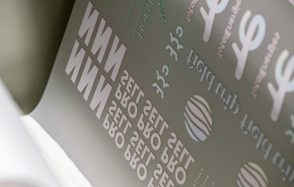 Linksonder het contact van de afdruk op het substraat met het polyurethaan lijmpoeder.