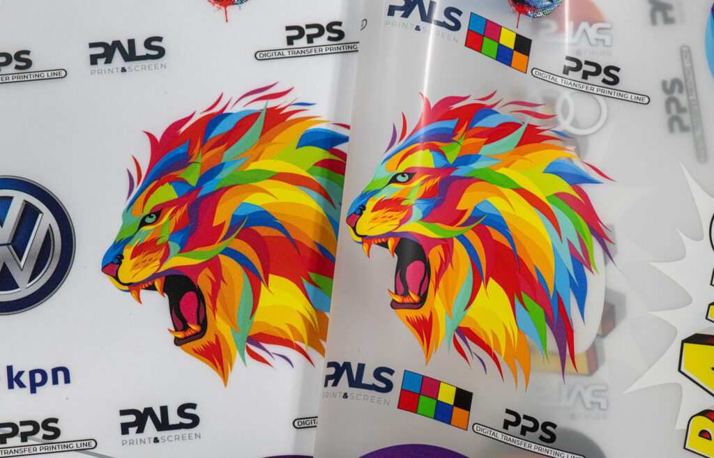 Optimale helderheid met rechts de print in negen kleuren gereproduceerd ten opzichte van de CYMK-afdruk links. Vooral in geel, oranje en groen is de helderheid een vast gegeven.