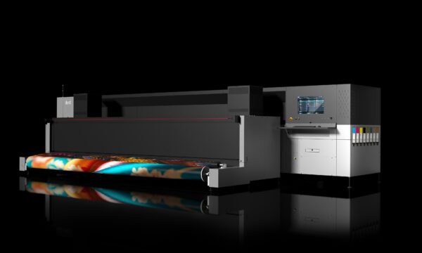 De Durst P5 500 TEX iSUB, een 5,2 meter brede en watergebaseerde sublimatieprinter met geïntegreerde inline fixatie, debuteert op Fespa Berlijn.