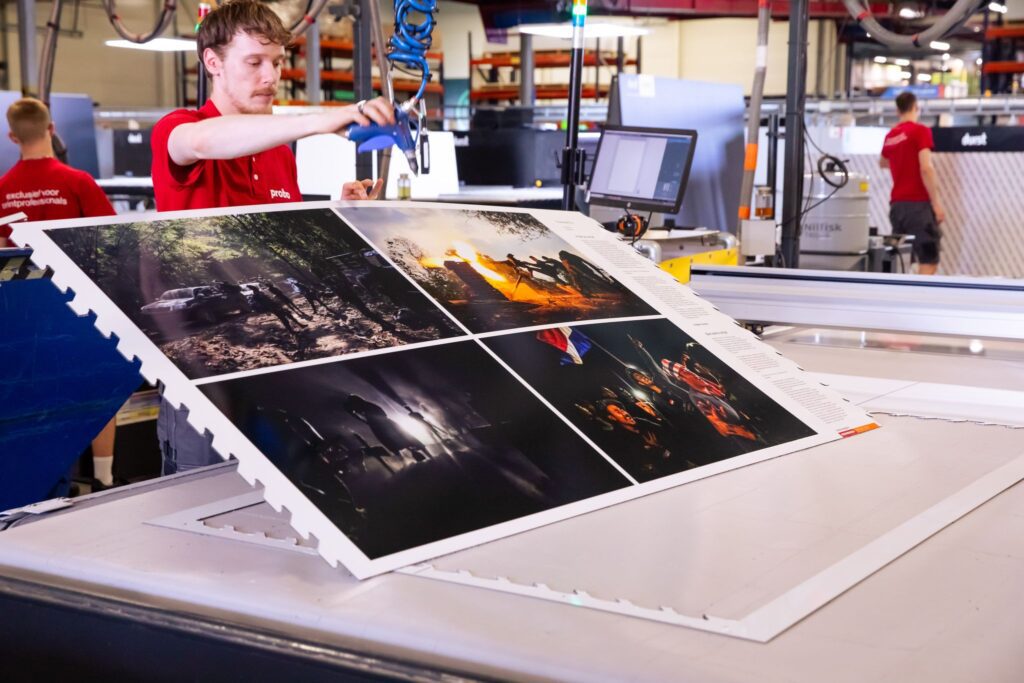 Het printen en frezen van de Dibond-panelen voor de foto--expositie. Foto: Probo
