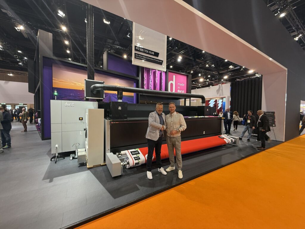 Pedro Overmeer (Durst Benelux) en Niels van Straaten (rechts) voor de Durst P5 500 TEX iSUB,