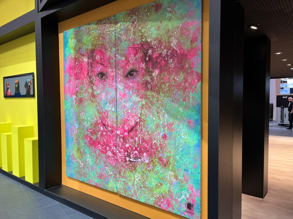 Kunst van Celeste Cima op de stand van Durst tijdens Fespa Berlijn.