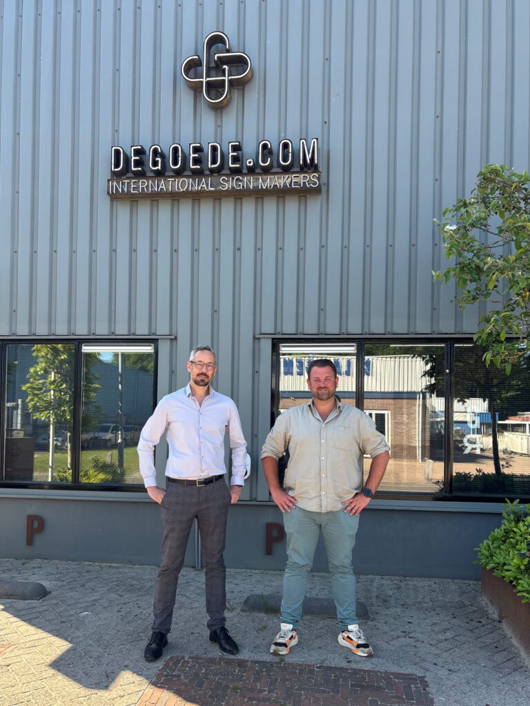 Bob de Goede, op de foto samen met Paul Koch (links): “Dit is de service waar wij al lange tijd naar op zoek waren. We hebben het gevonden bij SloanLED.”