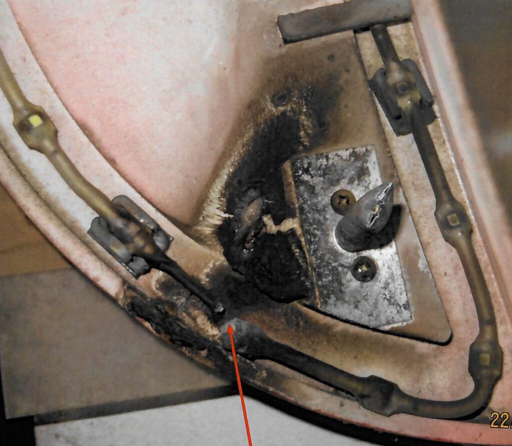 Foto 1: Acrylaat sign na een brand veroorzaakt door een elektrische boog, gevoed door een constante stroomtoevoer met een te hoge nullastspanning nadat elektrolytische corrosie de geleiders in de led had opgelost.