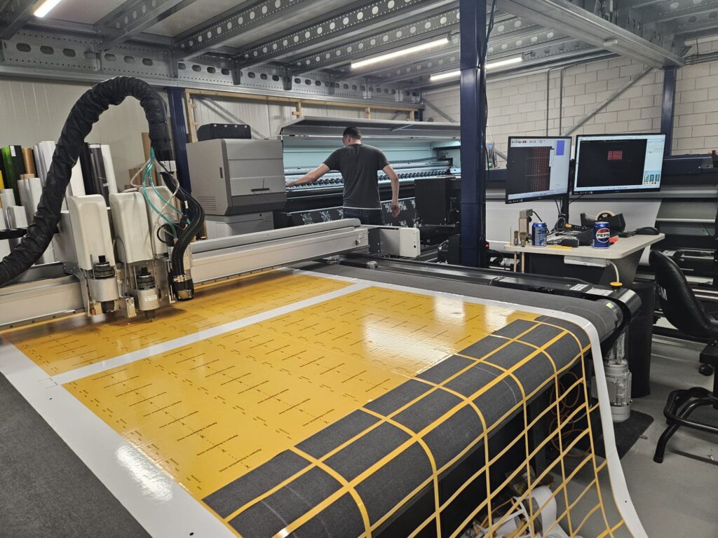 De iECHO TK4S-2521 wordt ook voor het verwerken van folie, zoals stickerproductie, ingezet.