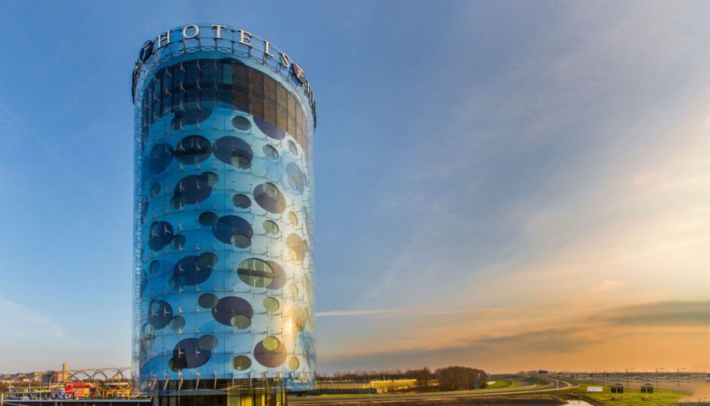In opdracht van de Facade Groep verwerkte MH Roadstyling voor het bekende Fletcher Hotel aan de A2 Hotel bij Amsterdam ruim 860 meter folie.