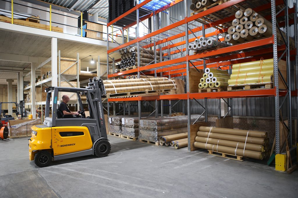 In het magazijn van Pixia in Vianen liggen nu ook XXL-printmedia op voorraad.