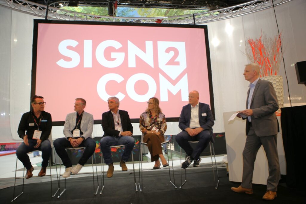 Businessdebat over de toekomst van de print- en signsector. Met v.l.n.r: Dirk Deroo (ceo Dataline Solutions), Ed Hoogendijk (directeur Fespa Nederland), Guy Lauwers (ceo Dioss en voorzitter VIGC), Kirsten De Dyker (Backstage Design & Print en voorzitter Fespa Belgium) en Wim Vandendriessche (directeur swissQprint Benelux) en Kurt De Cat ( Grafisch Nieuws en M&C Magazine) als moderator.