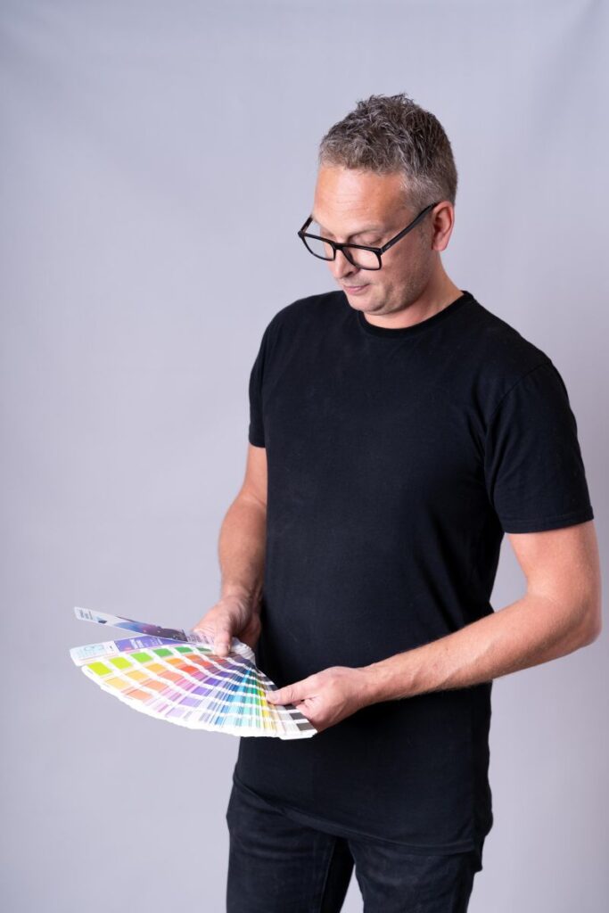 Yuri van der Zee blijft innoveren bij Saen Screen, waar zeefdruk en digitale printtechnieken worden gecombineerd.