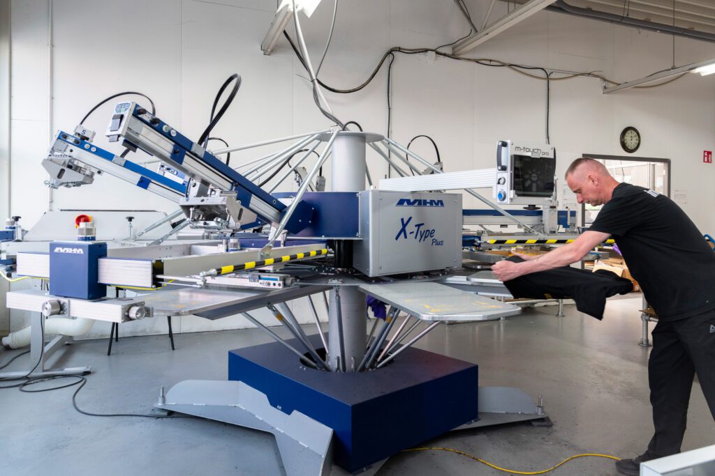 In Beverwijk beschikte Inpromo onder andere over een volautomaat MHM-zeefdrukcarrousel voor textieldruk. – Fotostudio Wick Natzijl