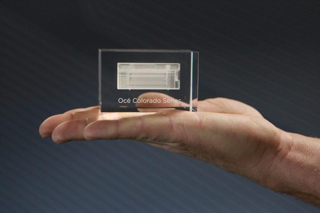 Als dank voor feedback op de ontwikkeling van de Colorado-printer ontving Brunschot Signmakers ooit dit gelaserde object.