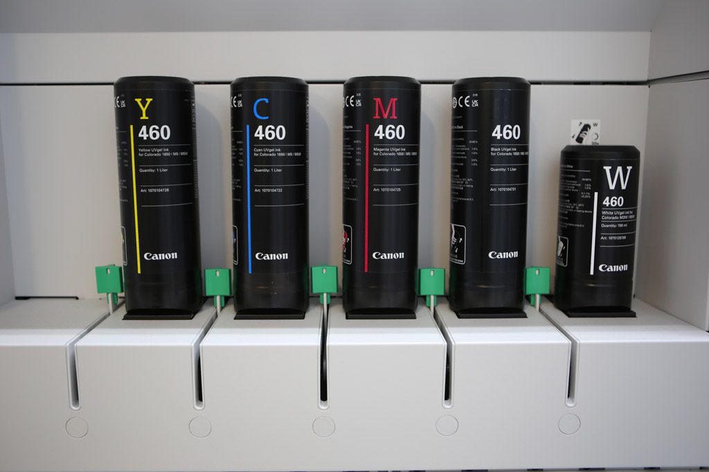 De CMYK-inkt op de Colorado M5W zit in flessen van één liter.