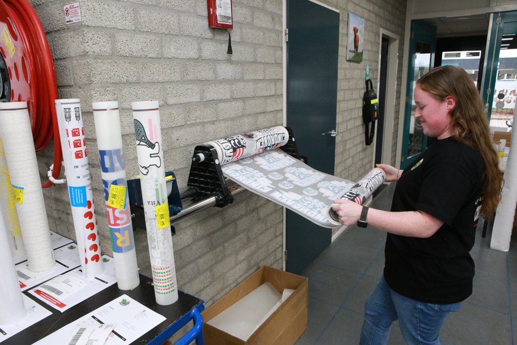 Dinoprint verkoopt textieltransfers per meter op de rol geleverd.