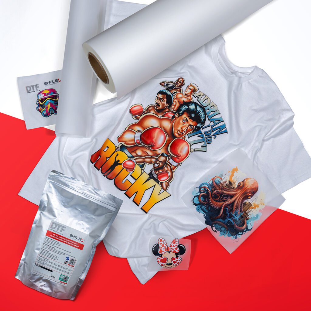 DTF-folie en hotmeltpoeder van B-Flex en het eindresultaat op een T-shirt.