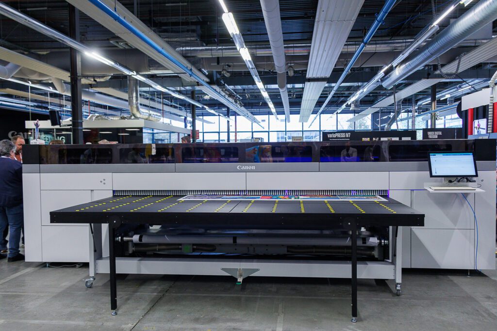 De indrukwekkende Colorado XL aan het werk als vlakbedprinter.