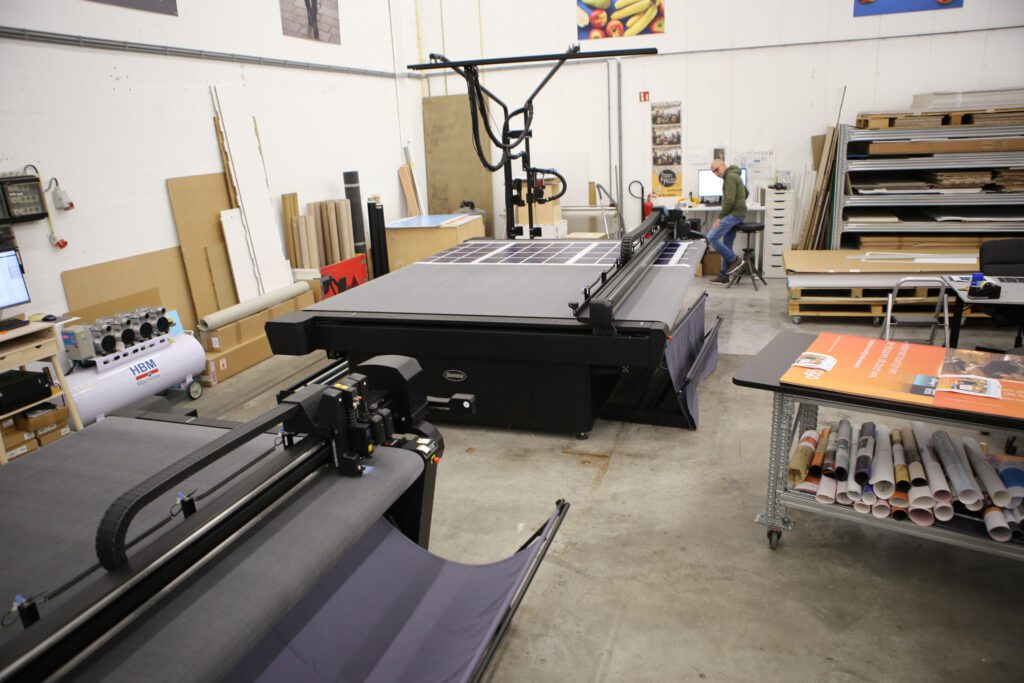 De digitale afwerking bij Printsquare gebeurt op twee verschillende vlakbedsnijplotters (F-serie) van Summa.