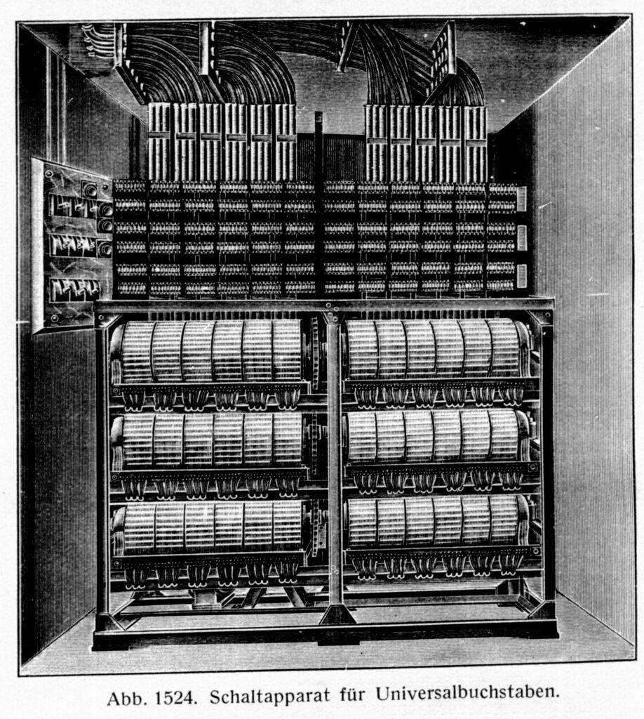 Foto 2 - 1925: Besturingsunit van het ‘universele’ dooslettersysteem waarmee teksten als lopende regel kunnen worden gespeld. De tekst is per karakter instelbaar via sleutelschakelaars. Opvallend is de grote hoeveelheid kabels naar elke afzonderlijke lamp. (Bron: Arthur Stiller, Starkstromtechnik, Heinrich Klinger Verlag, Nordhausen, 1928)