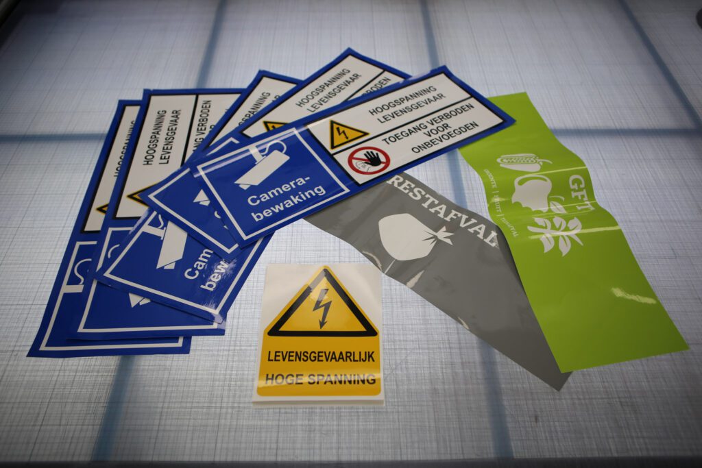 Typische voorbeelden van stickers die veelvuldig door Grado worden geproduceerd.